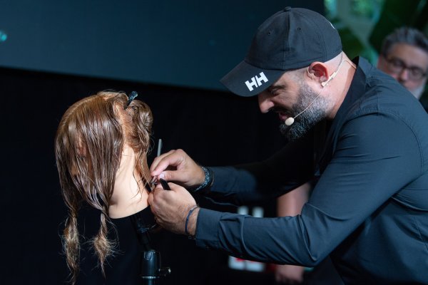 Coiffure et coupe femme tendance avec Cyril Bazin, coiffeur créateur